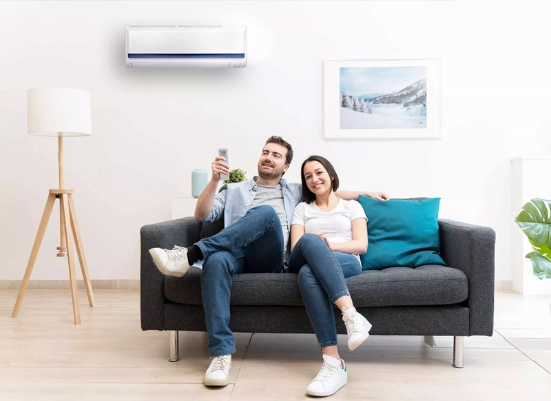 Paar entspannt auf der Couch in ihrem Wohnzimmer – die Klimaanlage sorgt für angenehme Kühlung und komfortables Raumklima.